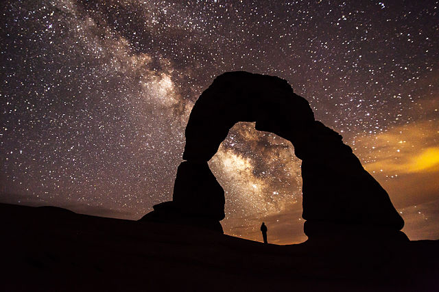 640px-Delicate_Arch_at_Night_(8708111489)