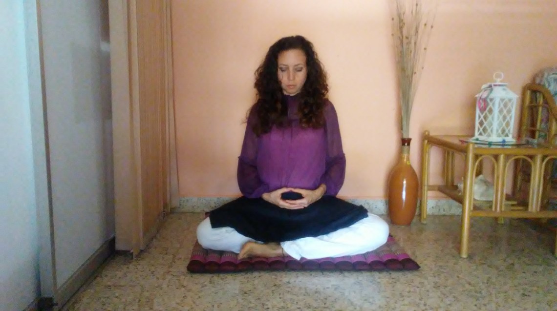 Piernas cruzadas, manos en zen