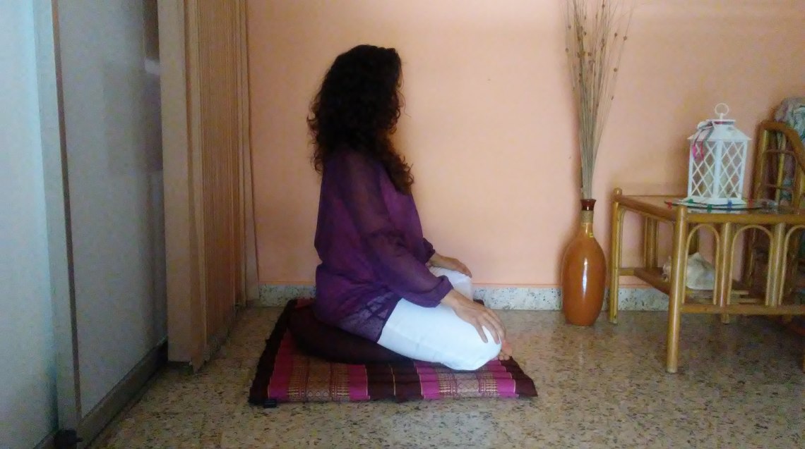 Piernas cruzadas, vista lateral