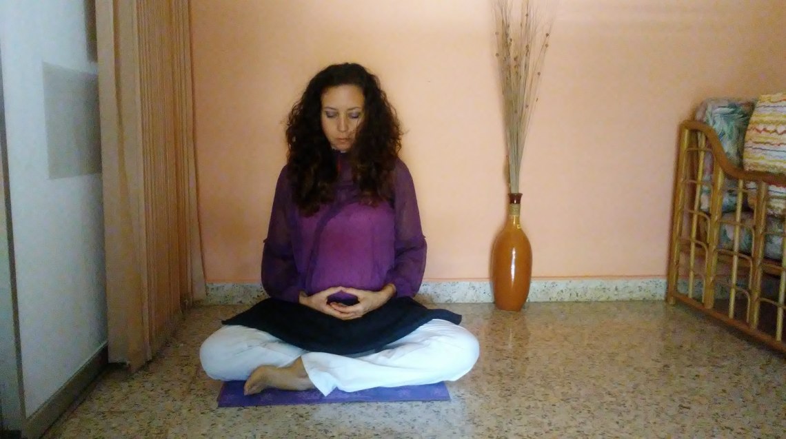 Postura con yoga mat manos en zen