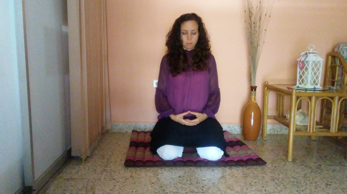 Postura de rodilla manos en zen