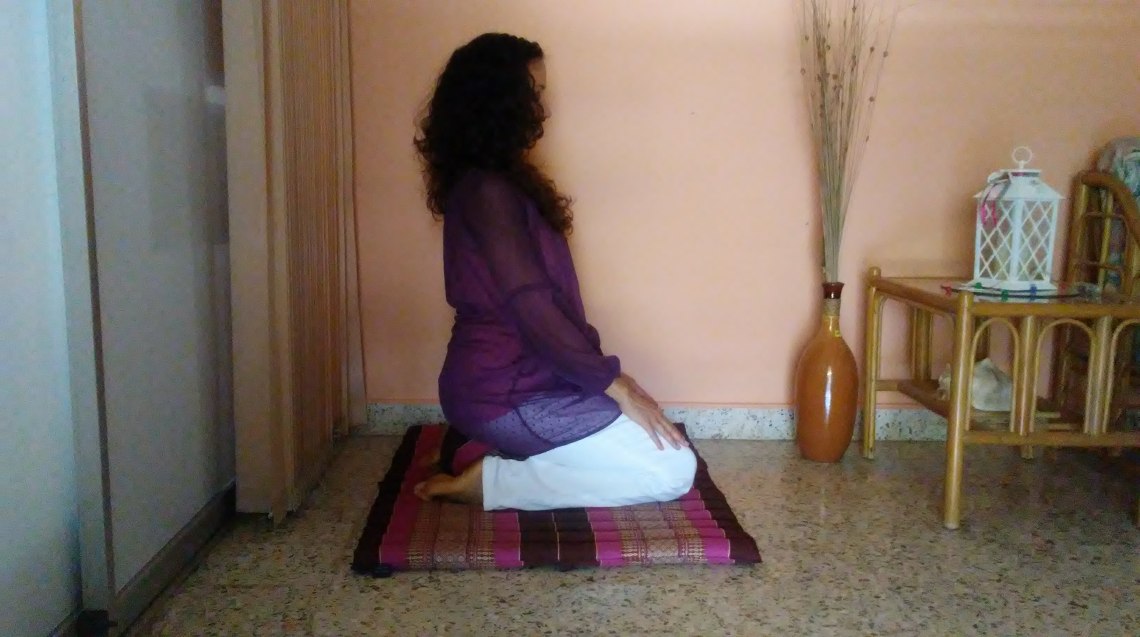 Postura de rodillas perspectiva lateral