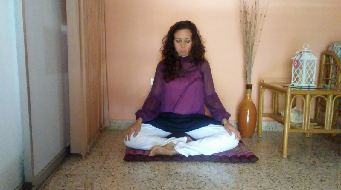 Postura piernas cruzadas