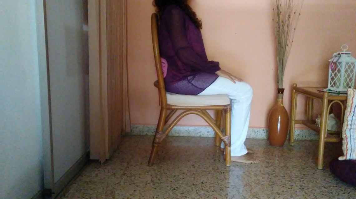 Postura sobre silla con apoyo