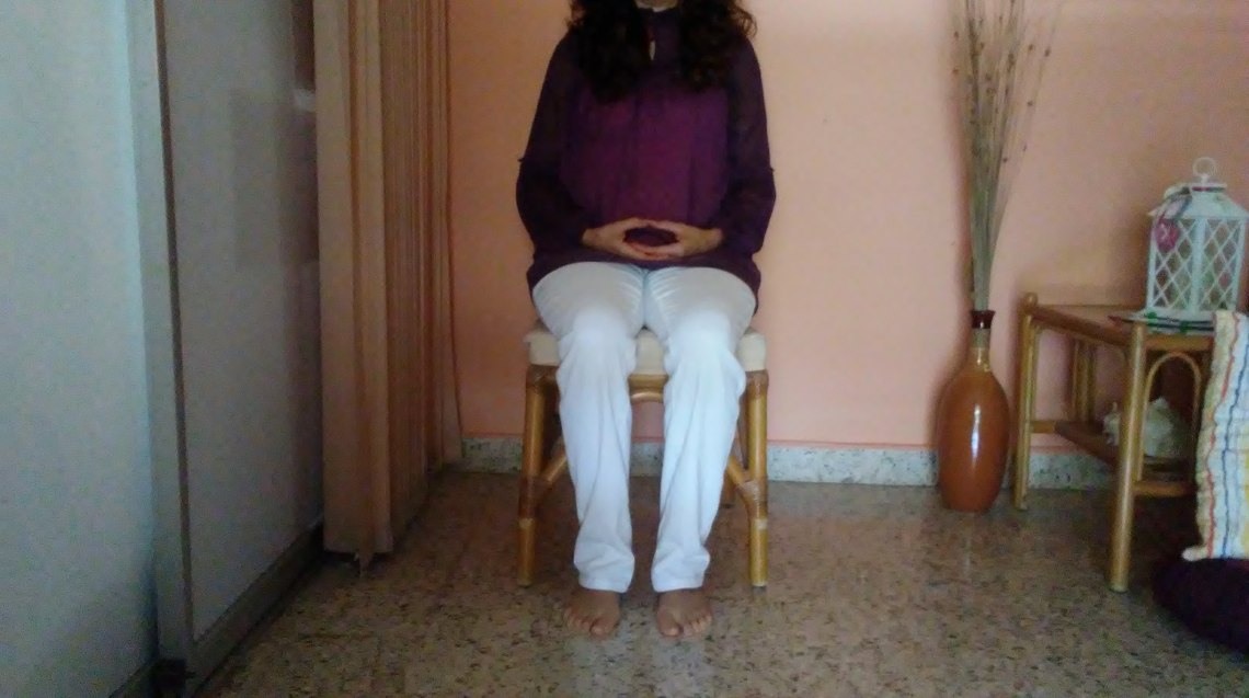 Postura sobre silla manos en zen